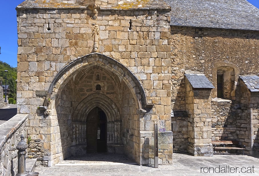 Nàrtex, atri o porxada gòtica de l'església de Sant Martí de Gausac a la Vall d'Aran.