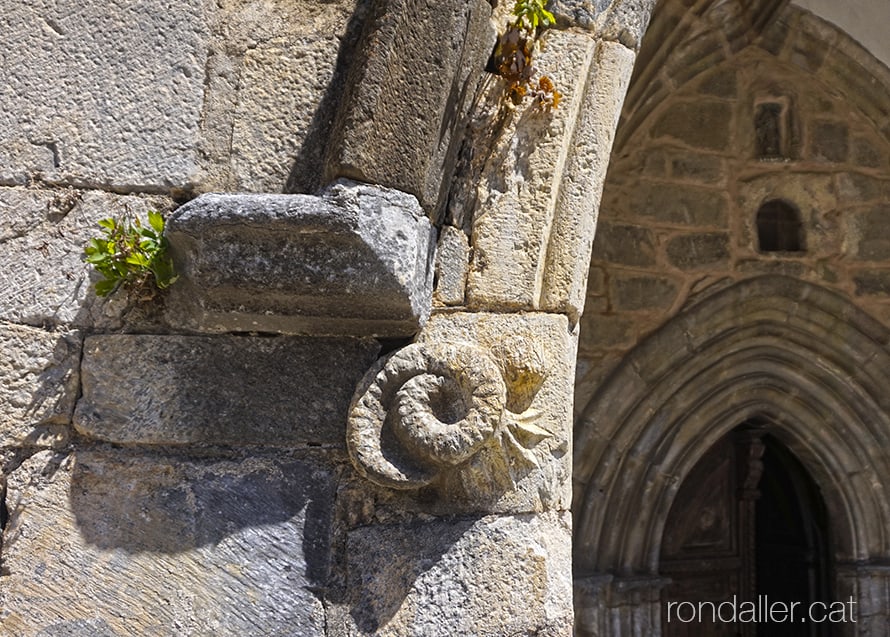 Església de Sant Martí de Gausac a la Vall d'Aran. Detall escultòric amb forma de serp a l'exterior del nàrtex.