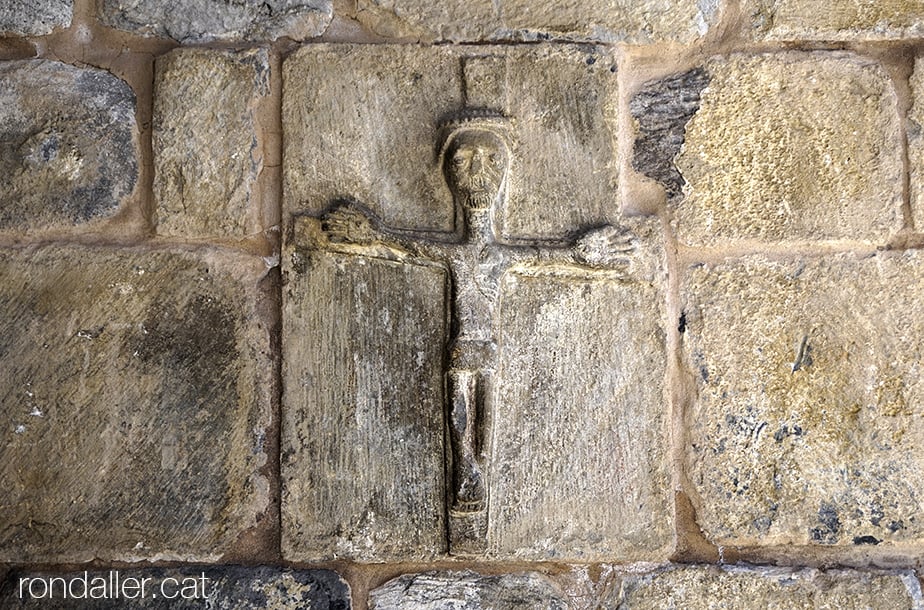 Església de Sant Martí de Gausac a la Vall d'Aran. Escultura d'un Crist crucificat probablement romànic.