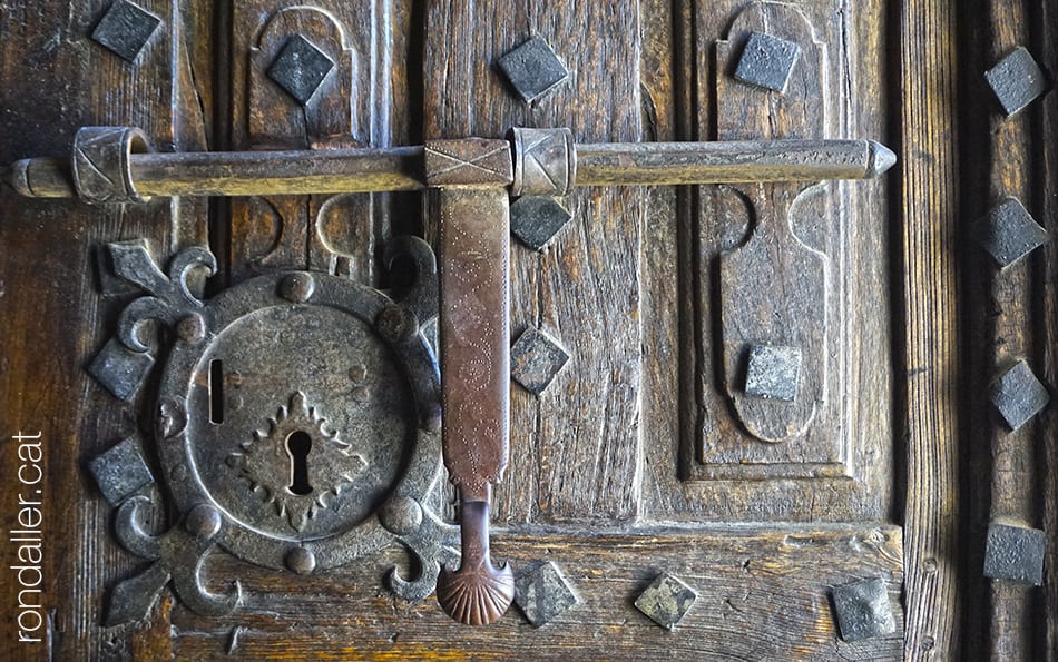 Detall del forrellat a la porta de l'església de Gausac a la Vall d'Aran.