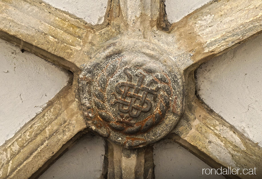 Església de Sant Martí de Gausac a la Vall d'Aran. Clau de volta de l'atri amb el monograma IHS.