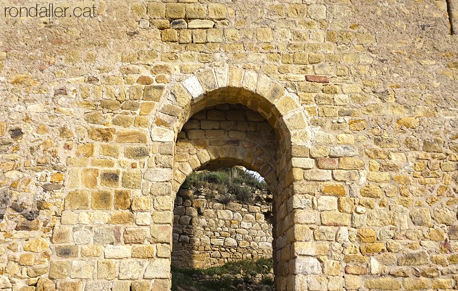 Portal d'entrada al recinte sobirà del castell de Palafolls, al Maresme.