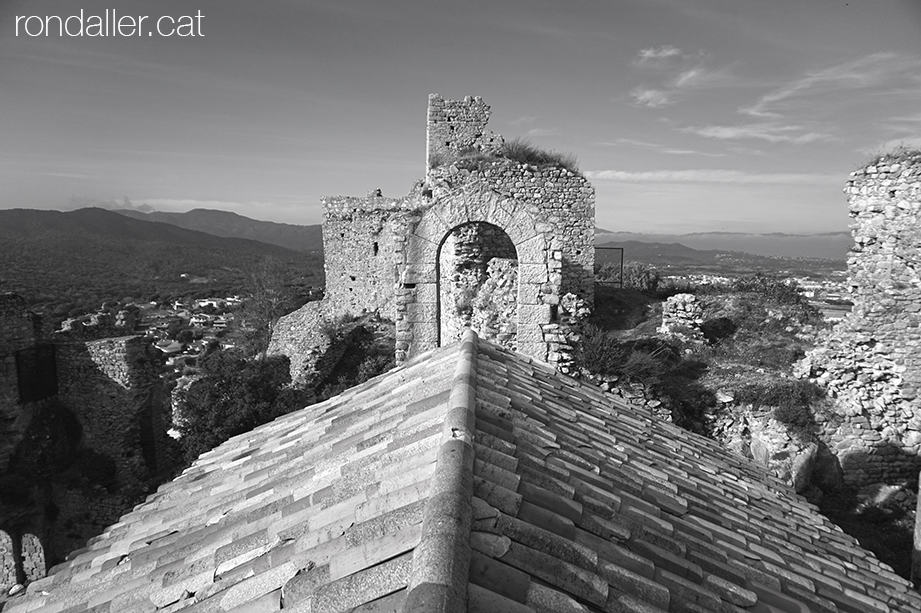 El castell de Palafolls des de sobre de la teulada de l'antiga capella.