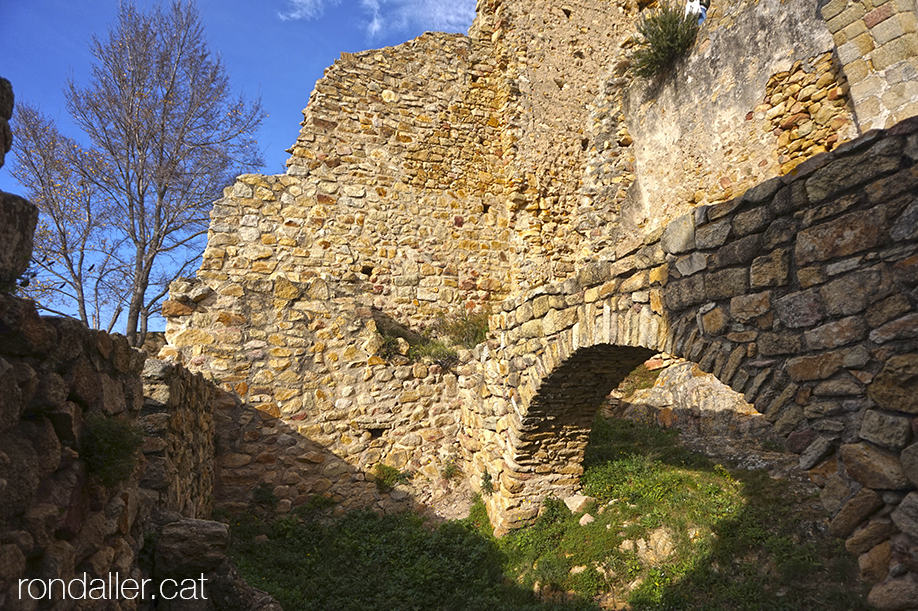 Restes de l'antiga bodega del castell de Palafolls, al Maresme.