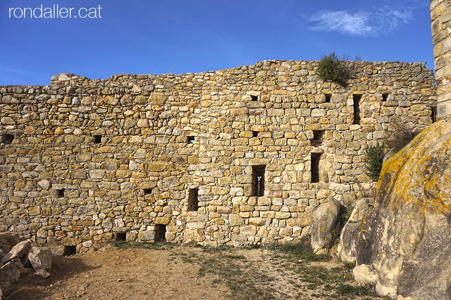 Restes de la muralla amb espitlleres, del castell de Palafolls, al Maresme.