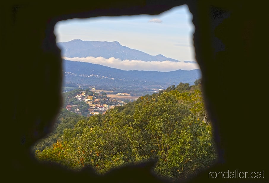 Panoràmica des d'una espitllera del castell, amb el massís del Montseny al fons.