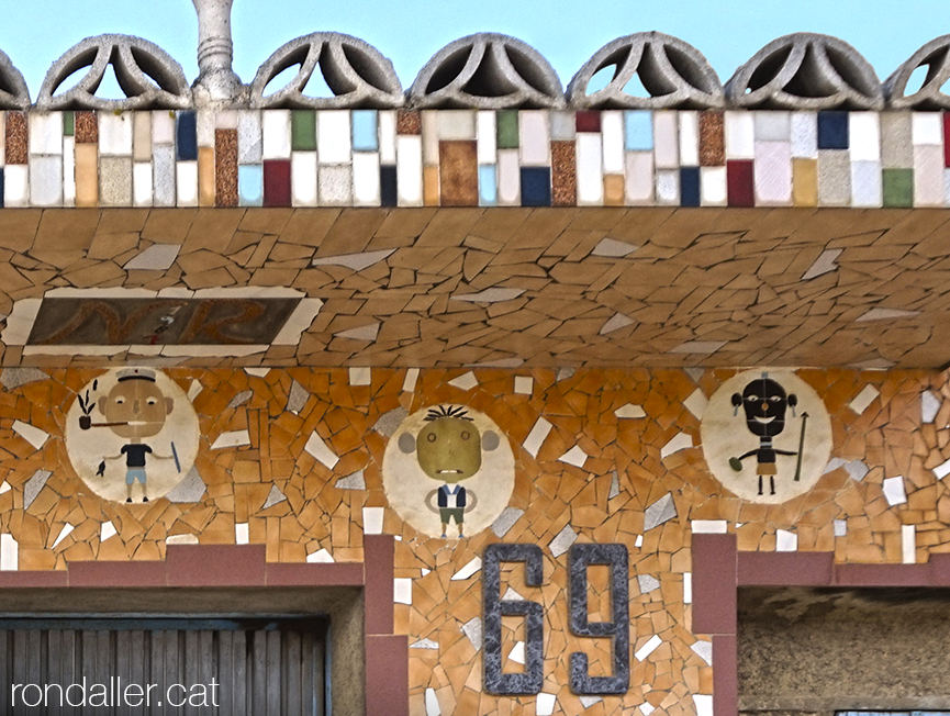 Art marginal a Palafolls (Maresme). Mosaics a la façana de la casa de Narcís Ribas.