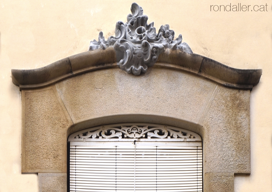 Edifici noucentista al carrer Sant Agustí de Mataró, projectat per Francesc Fargas Margenat.