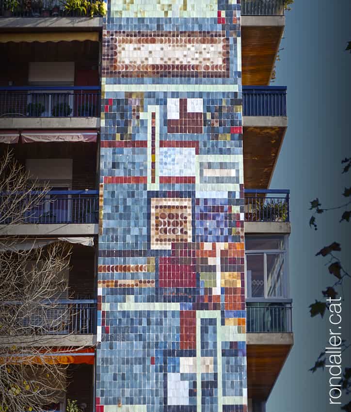 Mosaics anònims. Mural ceràmic que ocupa tota la façana d'un edifici al carrer Freser de Barcelona.