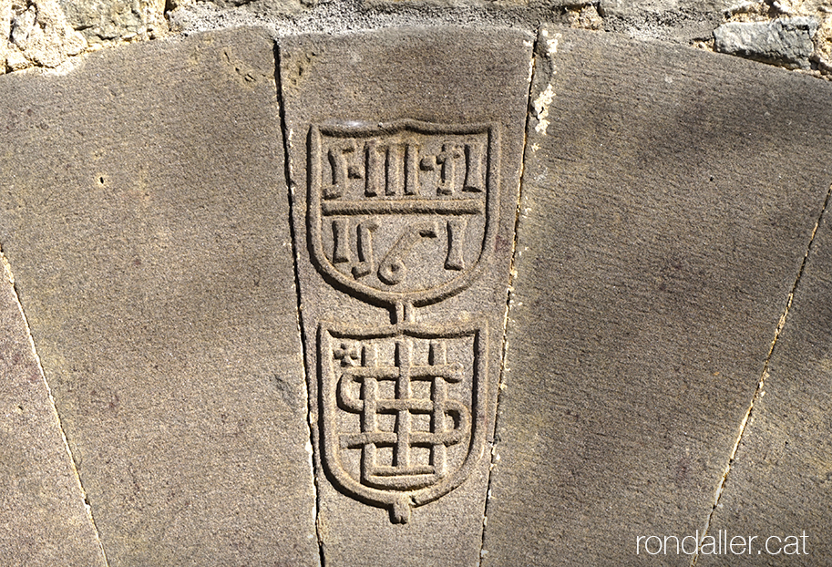 El monograma IHS a la porta de l'església de Sant Martí Sescorts, a Osona.