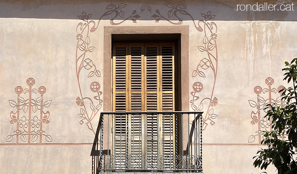 Carrer Sant Agustí de Mataró. Esgrafiats modernistes en un habitatge.