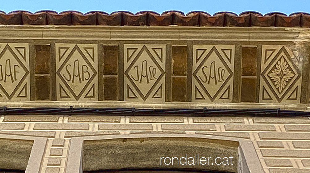 Carrer Sant Agustí de Mataró. Ràfec de l'habitatge de la família d'estucadors Alsina.