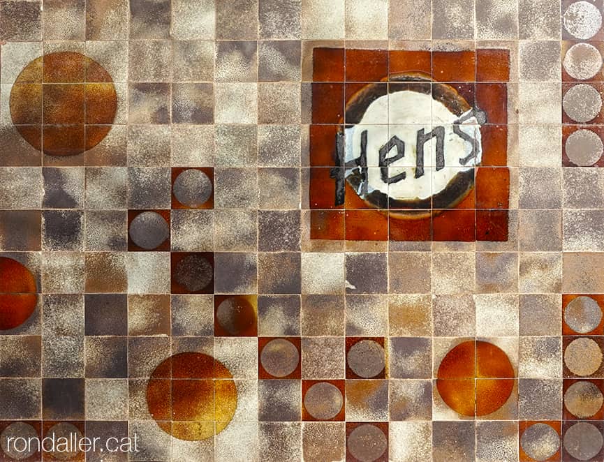 Mosaics anònims. Mural ceràmic amb el logotip de pinsos Hens a Caldes de Montbui.