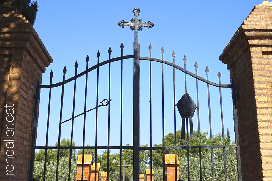 Els símbols de sant Honorat a la porta del calvari de la població.