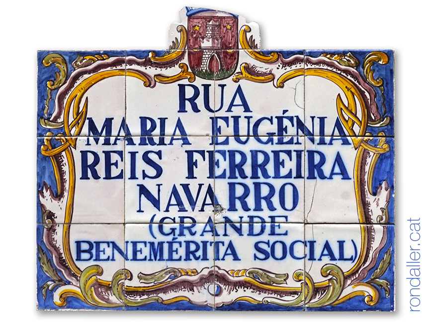 Primer itinerari per Sintra. Plafó ceràmic amb el nom de la rua Maria Eugénia Reis Ferreira.