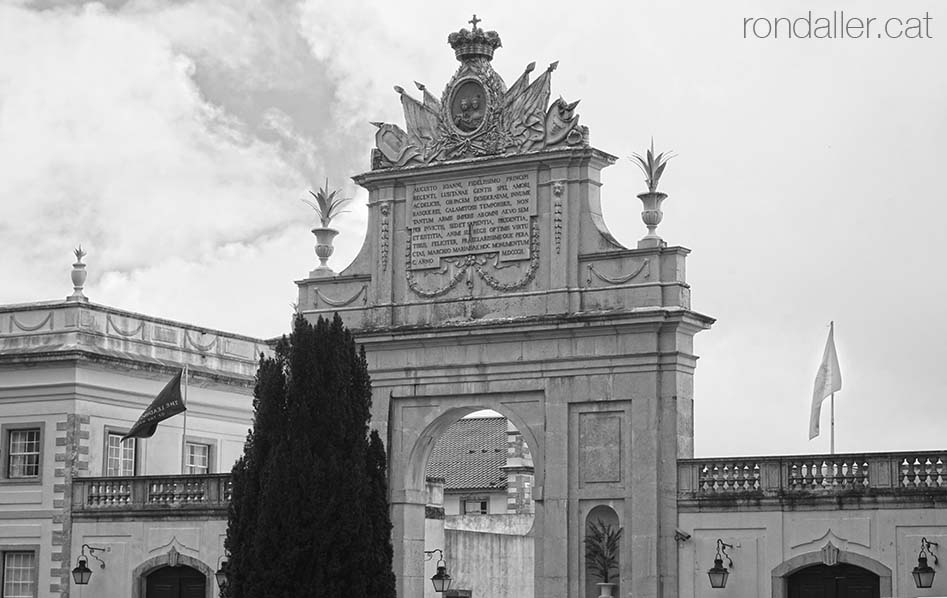 Segon itinerari per Sintra. Arc triomfal del Palau de Seteais, realitzat el 1802 per Francisco Leal García.