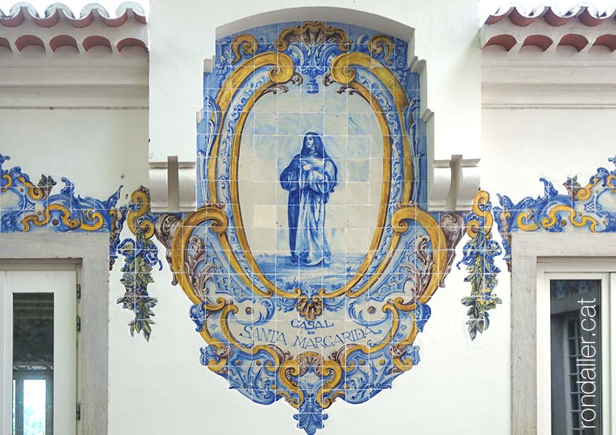 Segon itinerari per Sintra. Plafó ceràmic de Santa Margarida de Cortona, realitzat per José António Jorge Pinto.