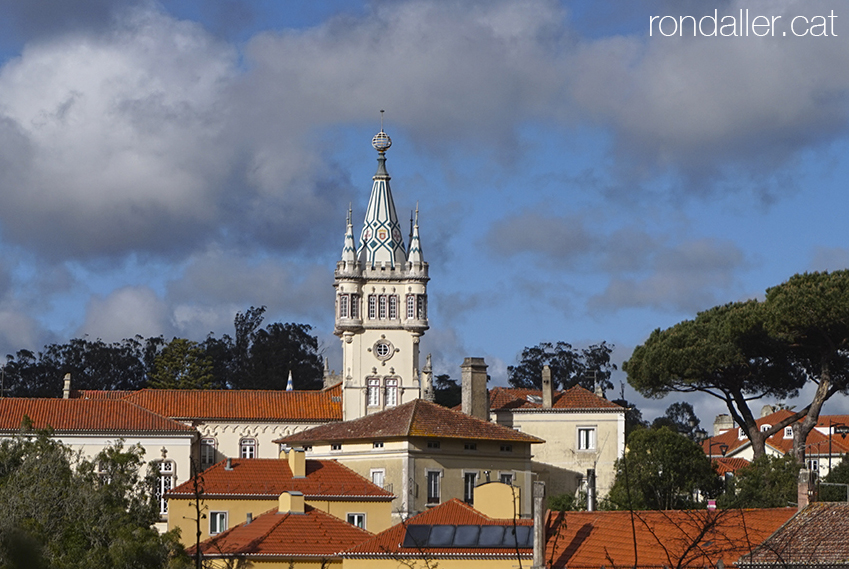 Primer itinerari per Sintra. Edifici neomanuelí de la Câmara Municipal, també conegut com a Os Paços do Concelho.