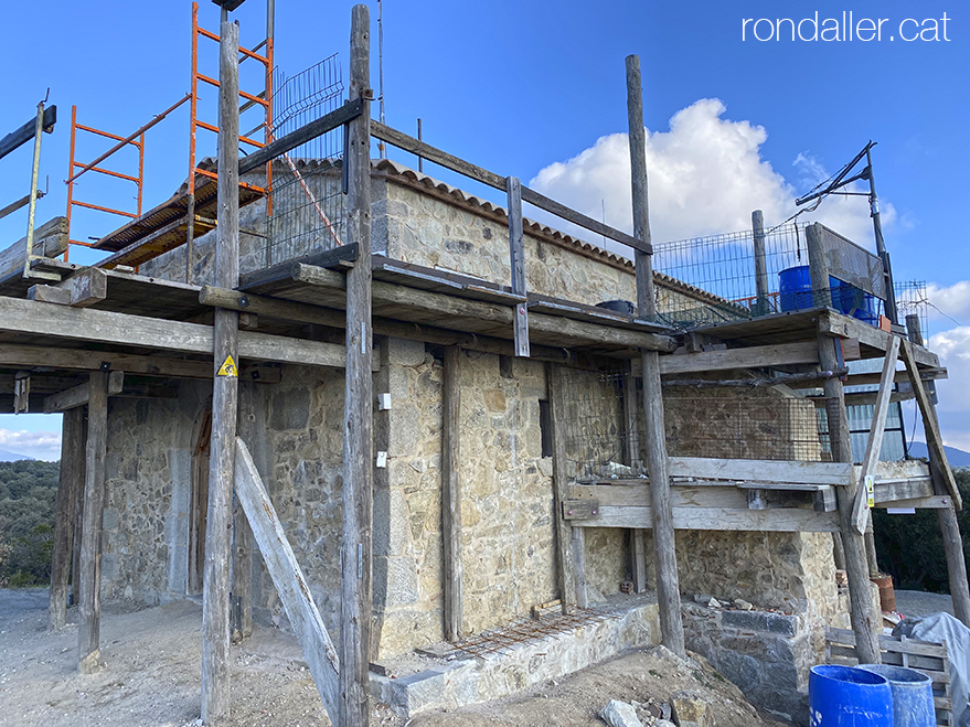 Treballs de reconstrucció de l'ermita de Sant Sebastià de Puigpedrós, dins el terme de Llinars del Vallès.