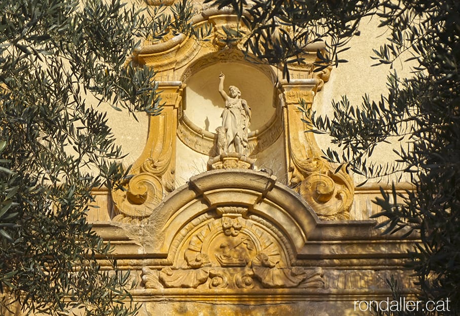 Els Sants Màrtirs de Vilassar de Mar. Detall de la portalada barroca de l'església de Sant Joan.