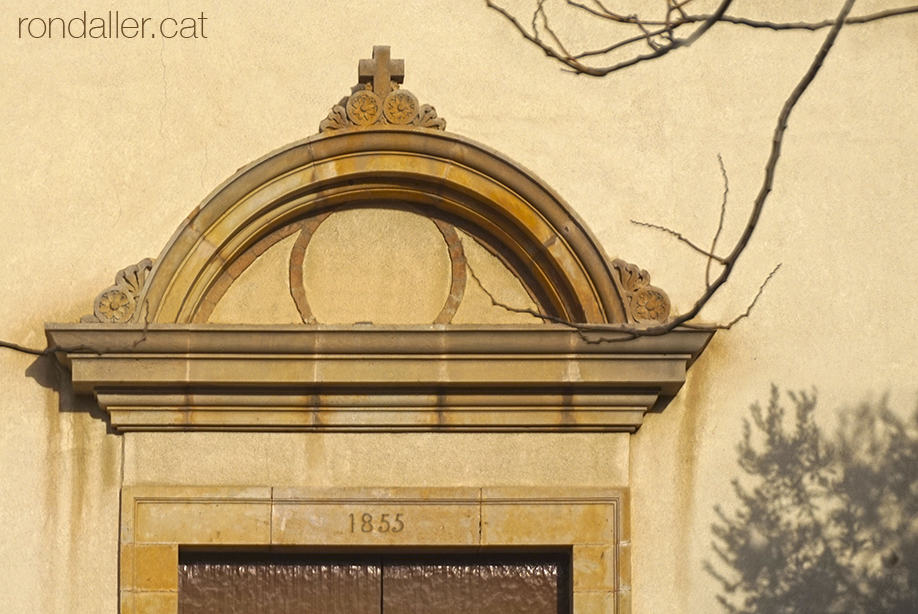 Porta lateral de l'església de Sant Joan de Vilassar de Mar, construida el 1855.