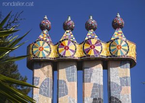 La Torre Rodona de l'urbanització Sant Carles. Xemeneies de Gaudí.