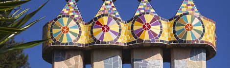 La Torre Rodona de l'urbanització Sant Carles. Xemeneies de Gaudí.