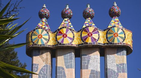 La Torre Rodona de l'urbanització Sant Carles. Xemeneies de Gaudí.