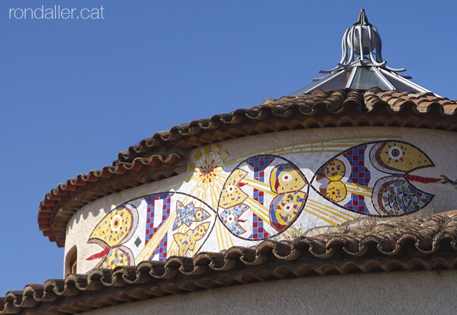 La Torre Rodona de l'urbanització Sant Carles. Mosaics a la façana.