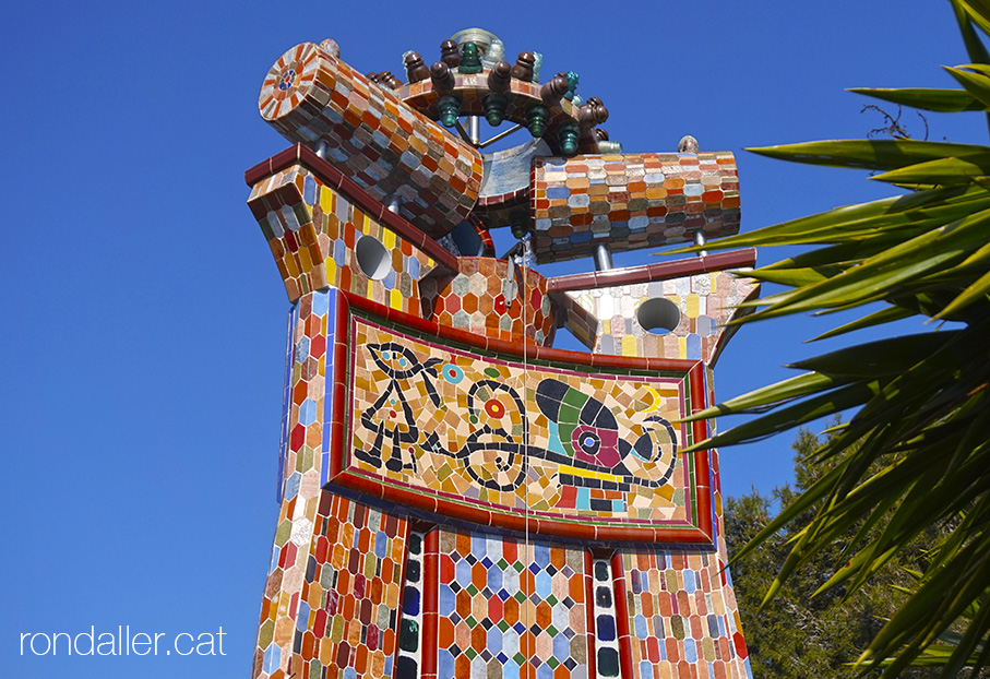 La Torre Rodona de l'urbanització Sant Carles. Mosaics de la font.