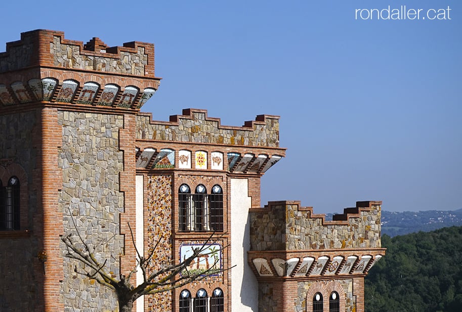 Torreons del Castell Nou a l'urbanització Sant Carles de La Roca del Vallès.