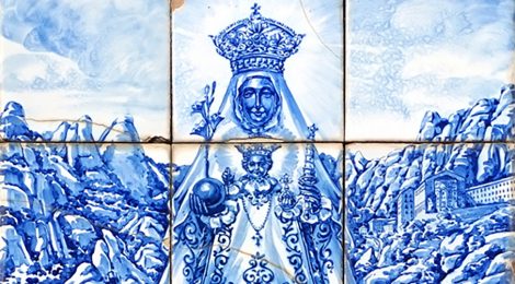 Plafó ceràmic amb la imatge de la Mare de Déu de Montserrat.