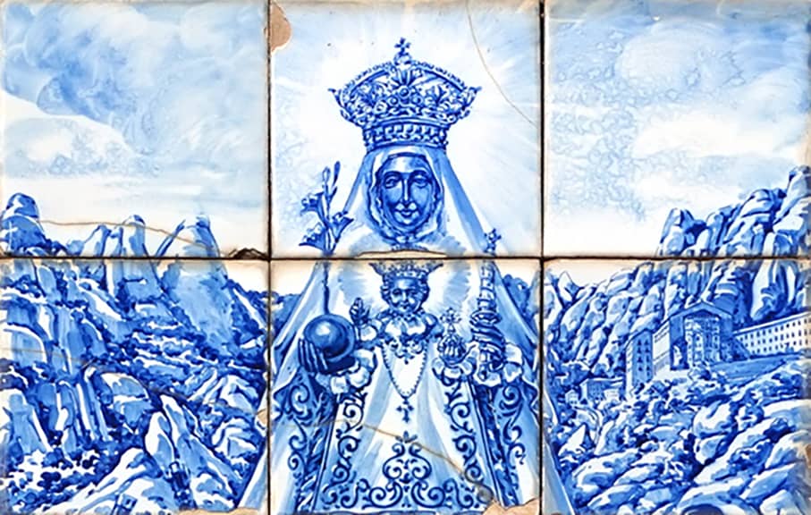 Plafó ceràmic amb la imatge de la Mare de Déu de Montserrat.