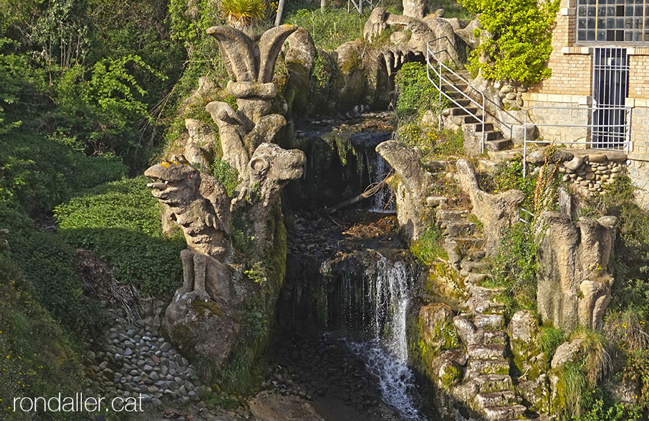 Monstres de pedra a la central hidroelèctrica de Bescanó, al Gironès.