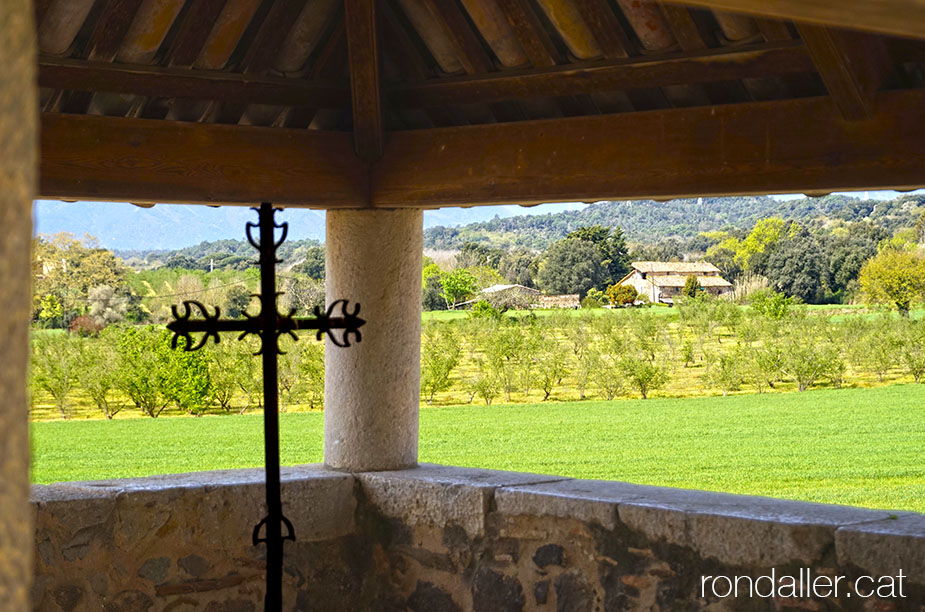 Església de Sant Andreu d'Estanyol. Panoràmica des de dins del comunidor.