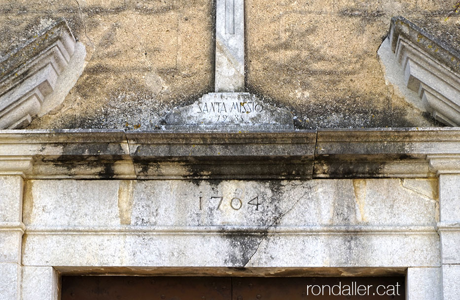 Església de Sant Andreu d'Estanyol. Detall de la porta del temple.