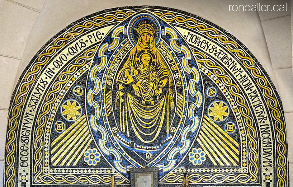 Mosaic realitzat per Mario Maragliano a l'interior del panteó de Josep Domènech i Estapà.