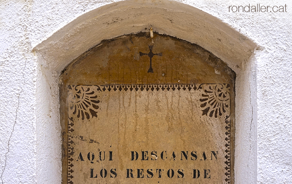 Nínxol al cementiri de Cabrera de Mar (Maresme).