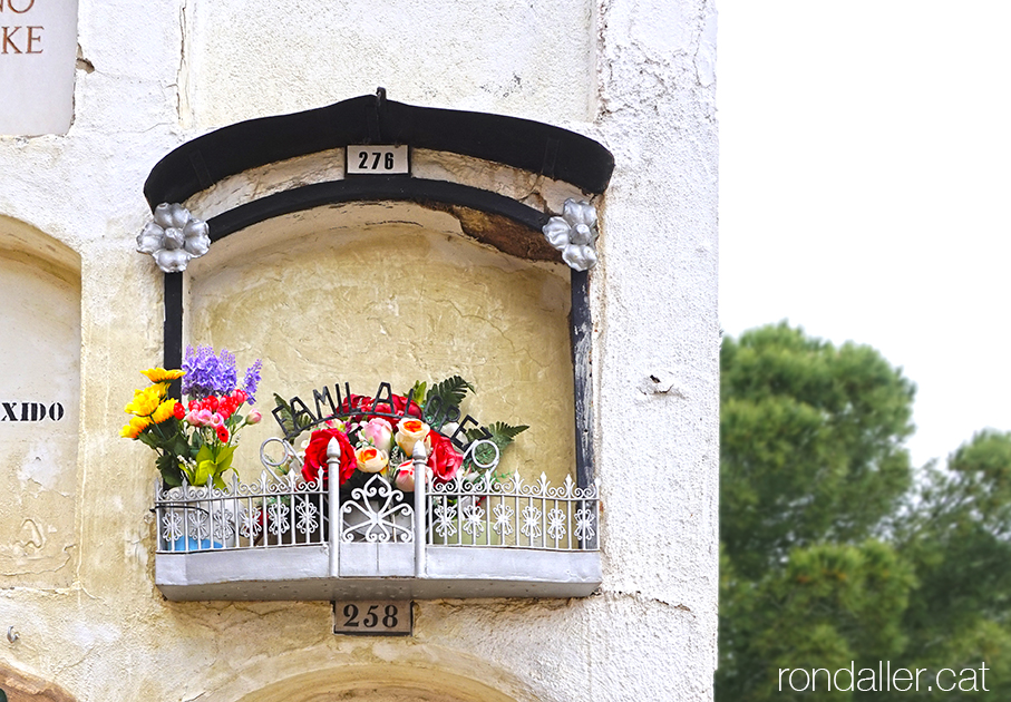 Nínxol amb un petit balconet amb flors de plàstic.