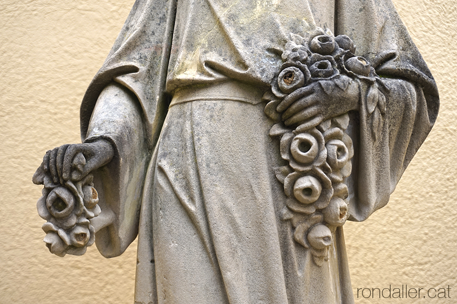 Escultura funerària al panteó de la família Carbonell Castellà.