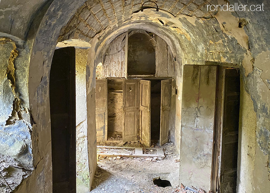 El Palau Berenguer de Bescanó. Interior abandonat de l'edifici.