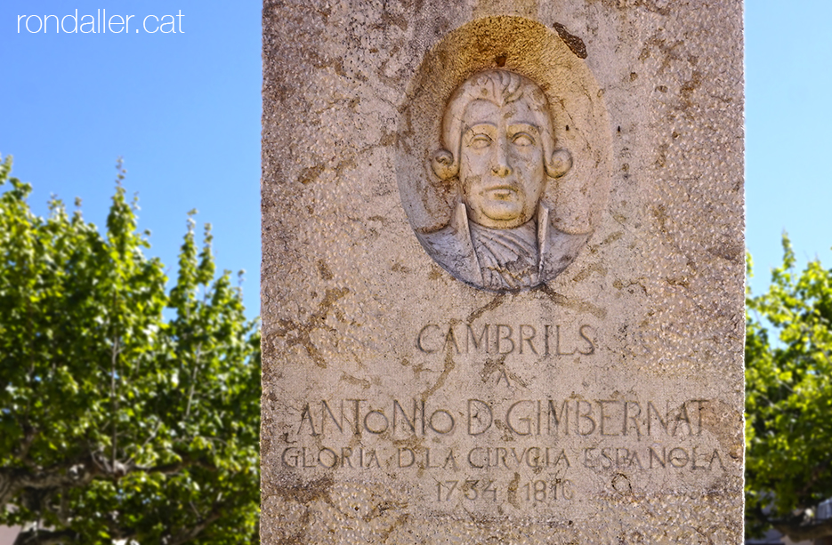 Relleu amb el bust del Doctor Gimbernat amb una dedicatòria..