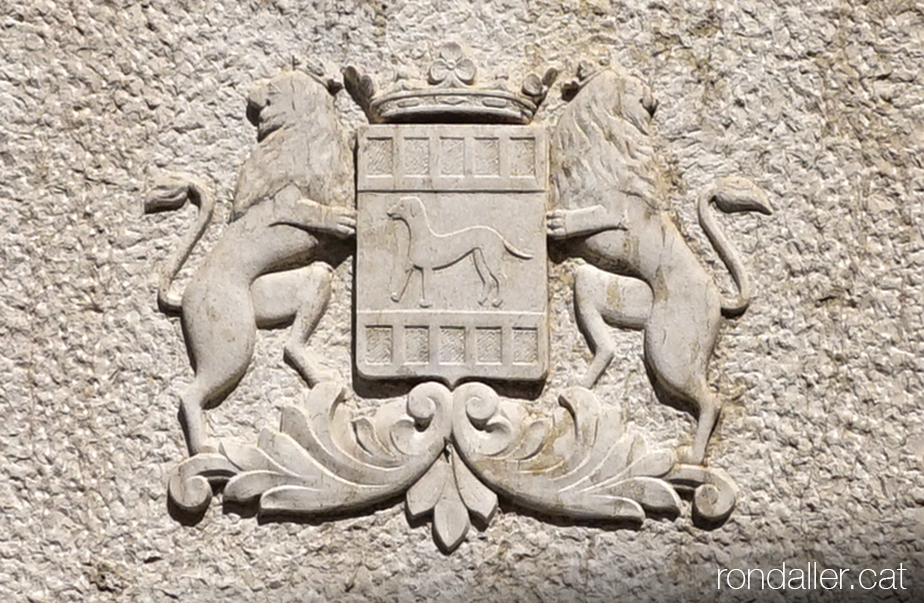 Escut de Cambrils en relleu, a la columna de pedra del monument.