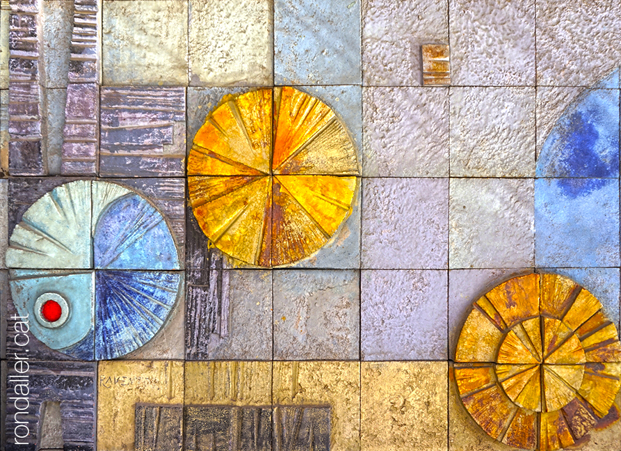 Mosaic de Raventós al carrer Pau Claris de Barcelona, realitzat els anys setanta del segle XX.
