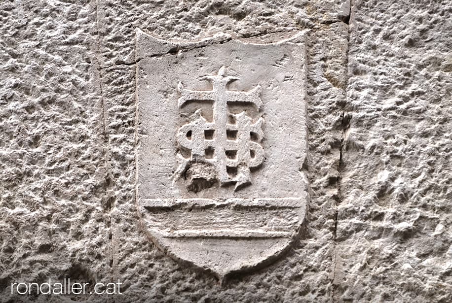 Escut amb l'anagrama IHS a la llinda de pedra d'un habitatge al carrer de Sant Josep de Moià.