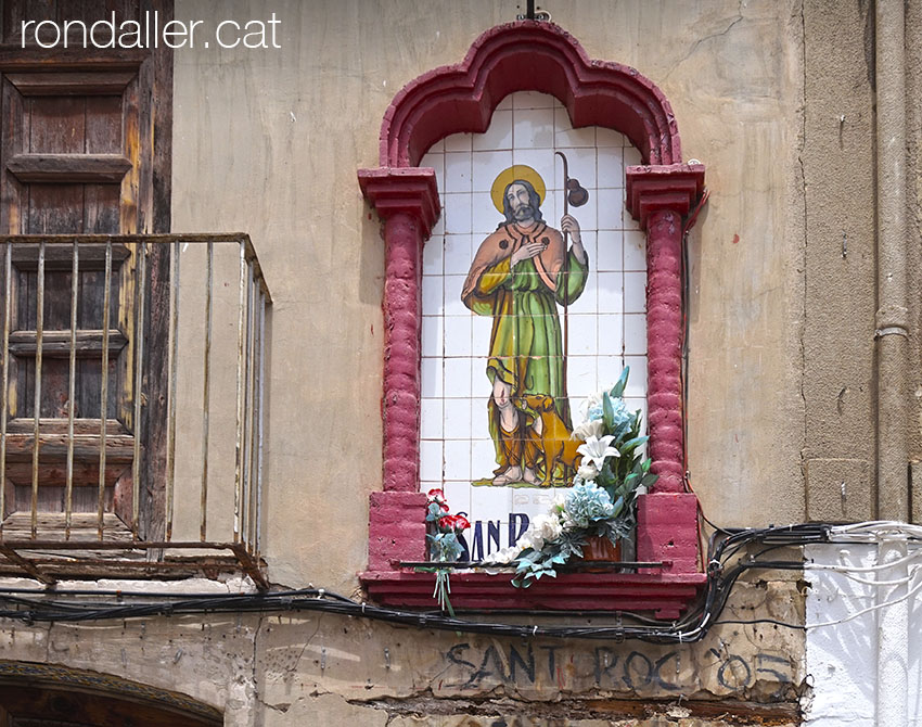 Capelleta devocional amb la imatge de Sant Roc.