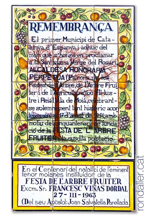 Plafó ceràmic del 1954 amb una dedicatòria a la Verge del Rosari a la plaça de Sant Sebastià de Moià.