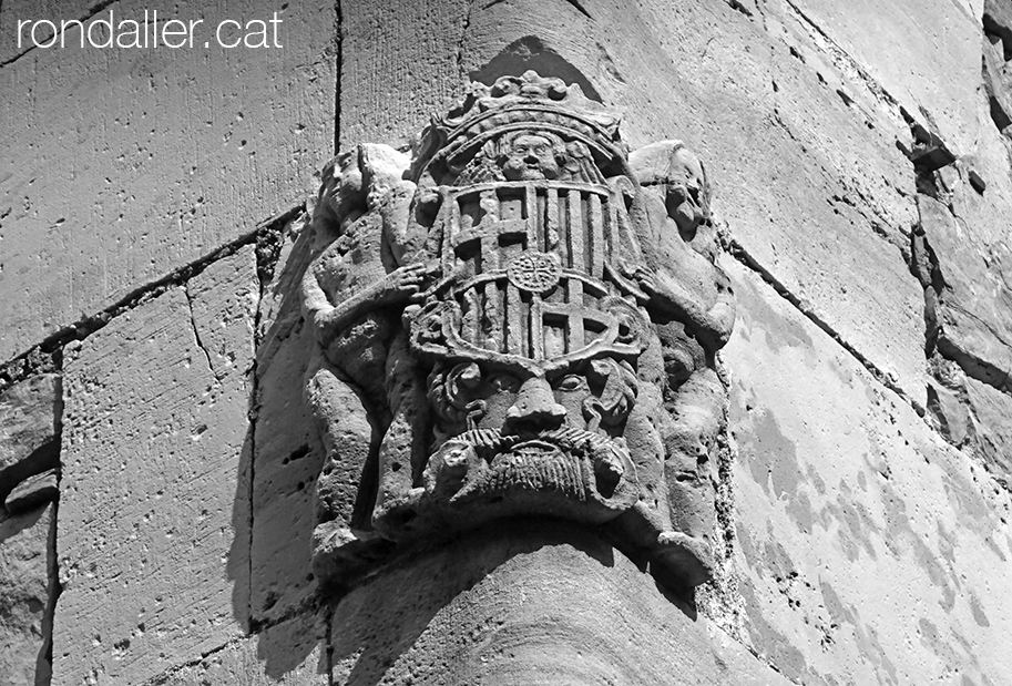 Escut de Moià a la cantonada de l'església parroquial de Santa Maria.
