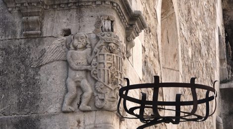 Escut de Moià a la cantonada de l'església parroquial de Santa Maria.