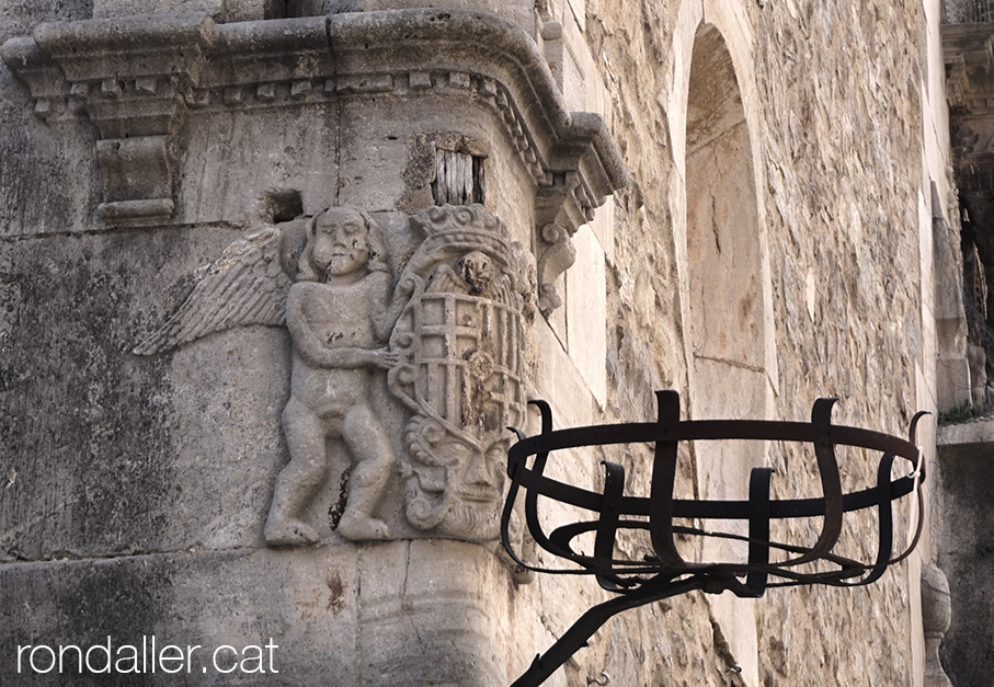 Escut de Moià a la cantonada de l'església parroquial de Santa Maria.